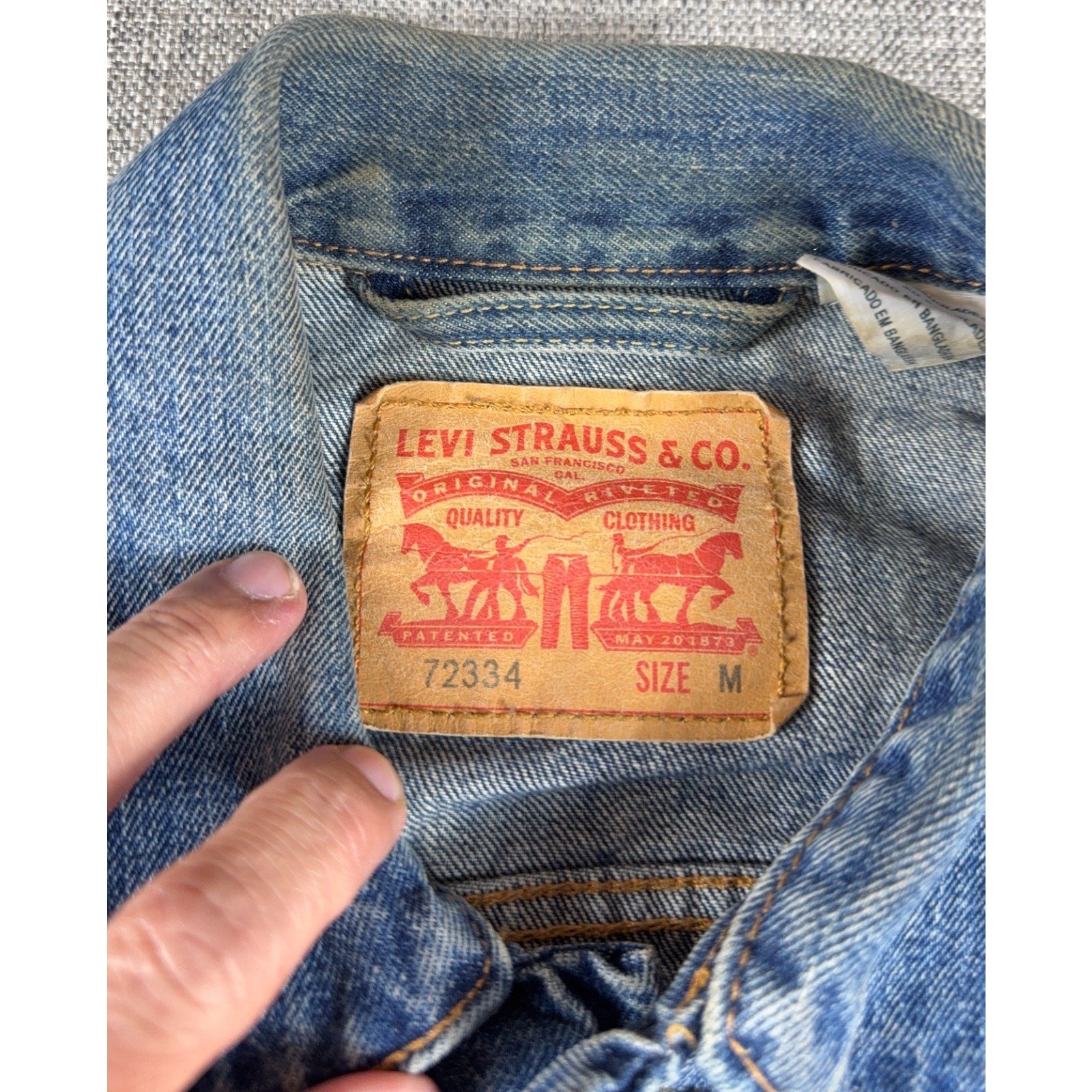 Levi's 72334 Men's M Denim Trucker Jacket Blue Distressed Faded Jean Jacket