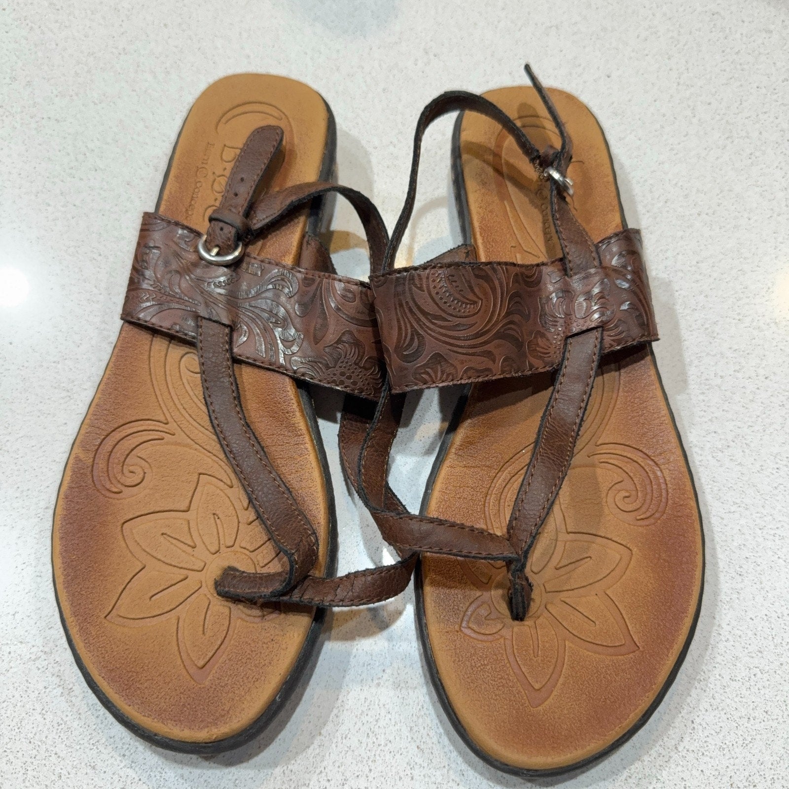 b.o.c Womens Brown Leather Thong Sandals Size 9M Embossed Floral Comfort Shoes