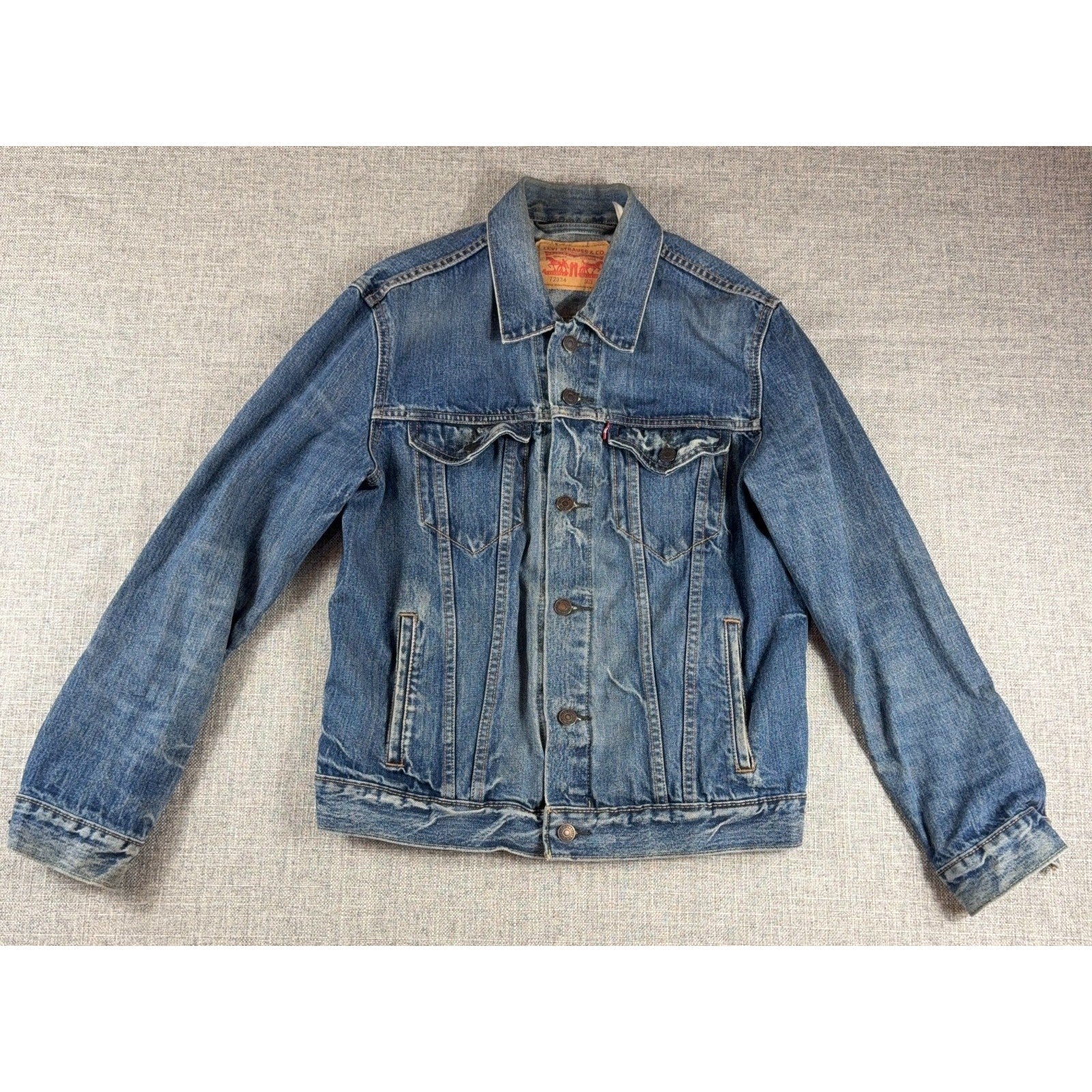 Levi's 72334 Men's M Denim Trucker Jacket Blue Distressed Faded Jean Jacket