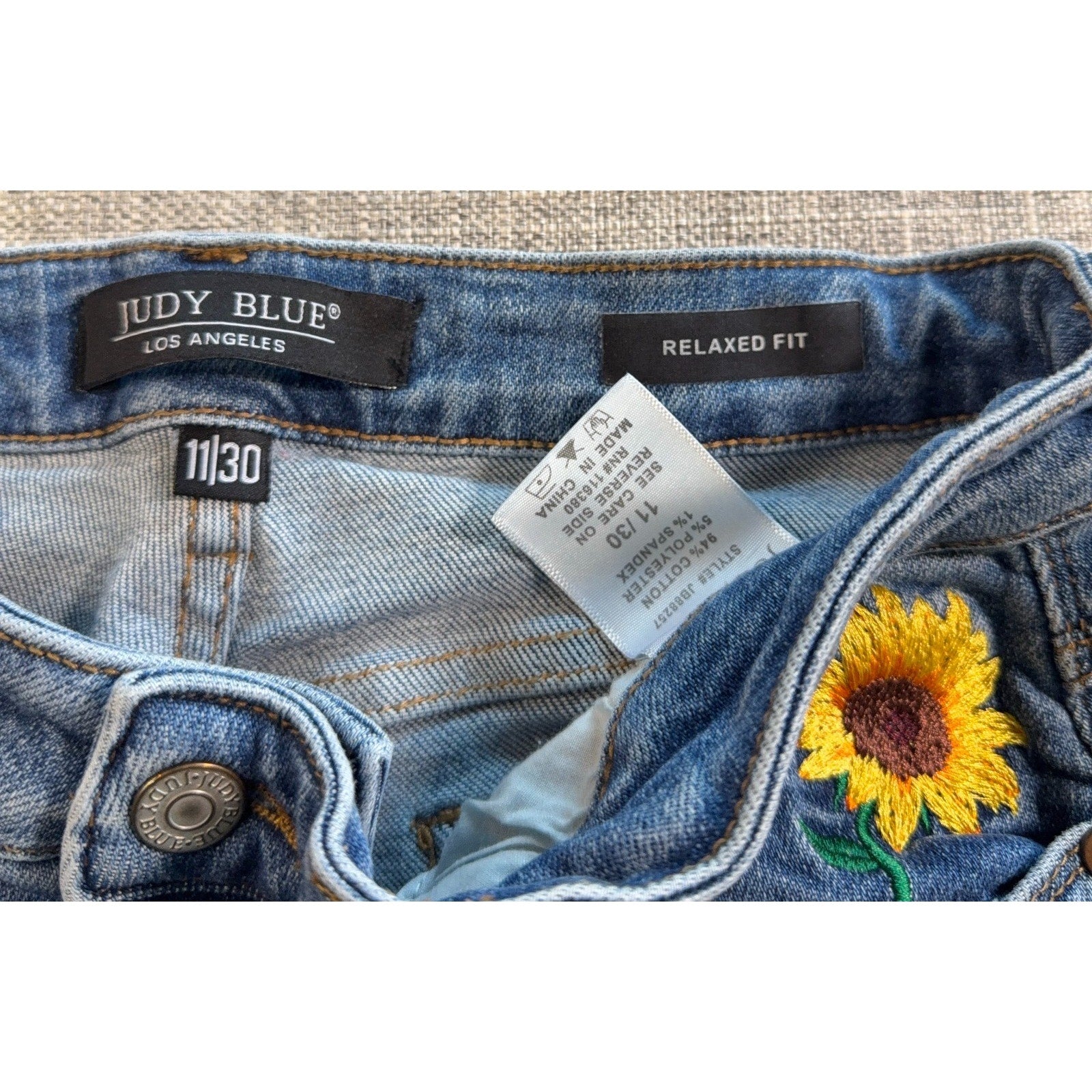 Judy Blue Jeans Women’s 3/26 Relaxed Fit Raw Hem Blue Embroidered Sunflower Boho