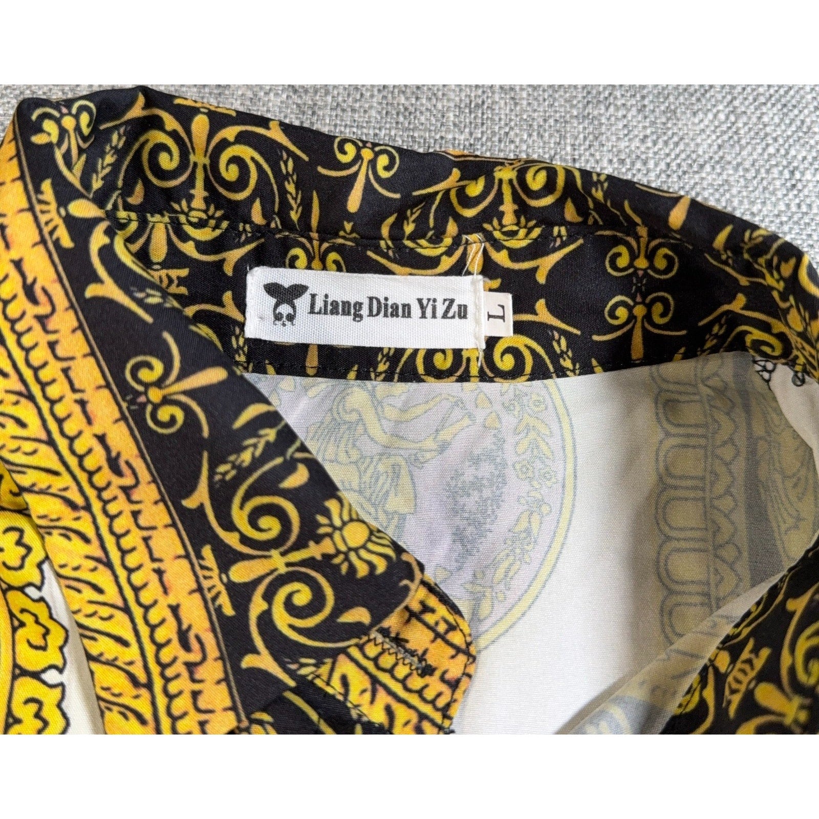 Liang Dian Yi Zu Women’s Baroque Scarf Print Button-Up Blouse Size Large