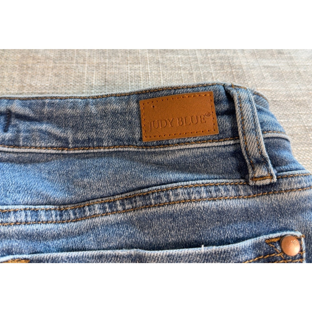 Judy Blue Jeans Women’s 3/26 Relaxed Fit Raw Hem Blue Embroidered Sunflower Boho