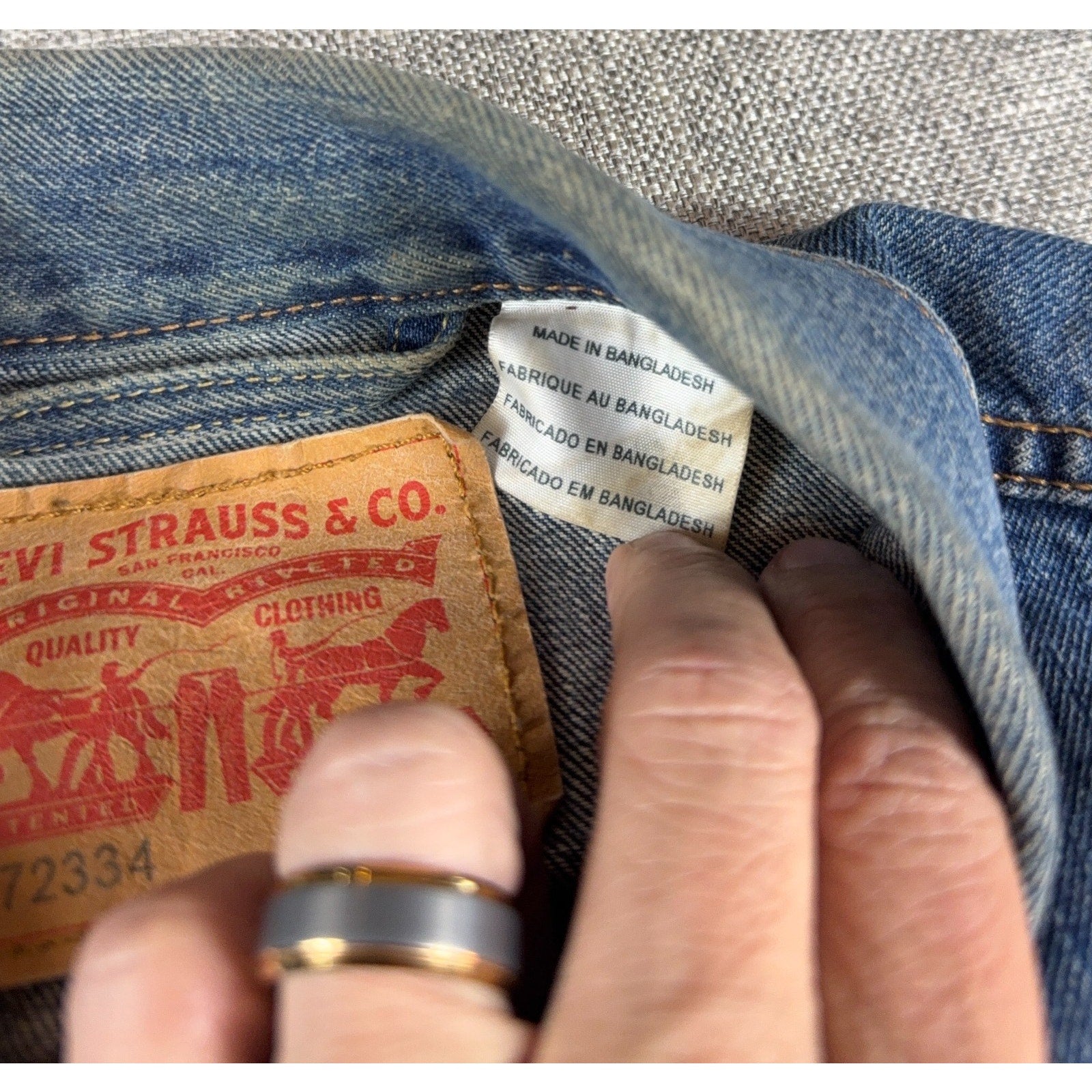 Levi's 72334 Men's M Denim Trucker Jacket Blue Distressed Faded Jean Jacket
