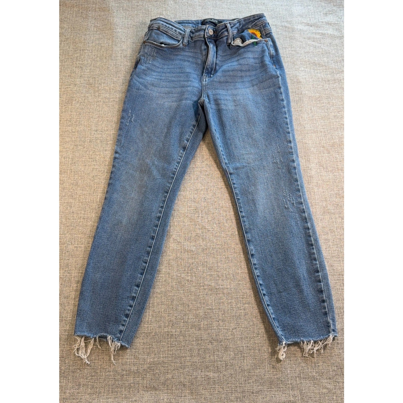 Judy Blue Jeans Women’s 3/26 Relaxed Fit Raw Hem Blue Embroidered Sunflower Boho