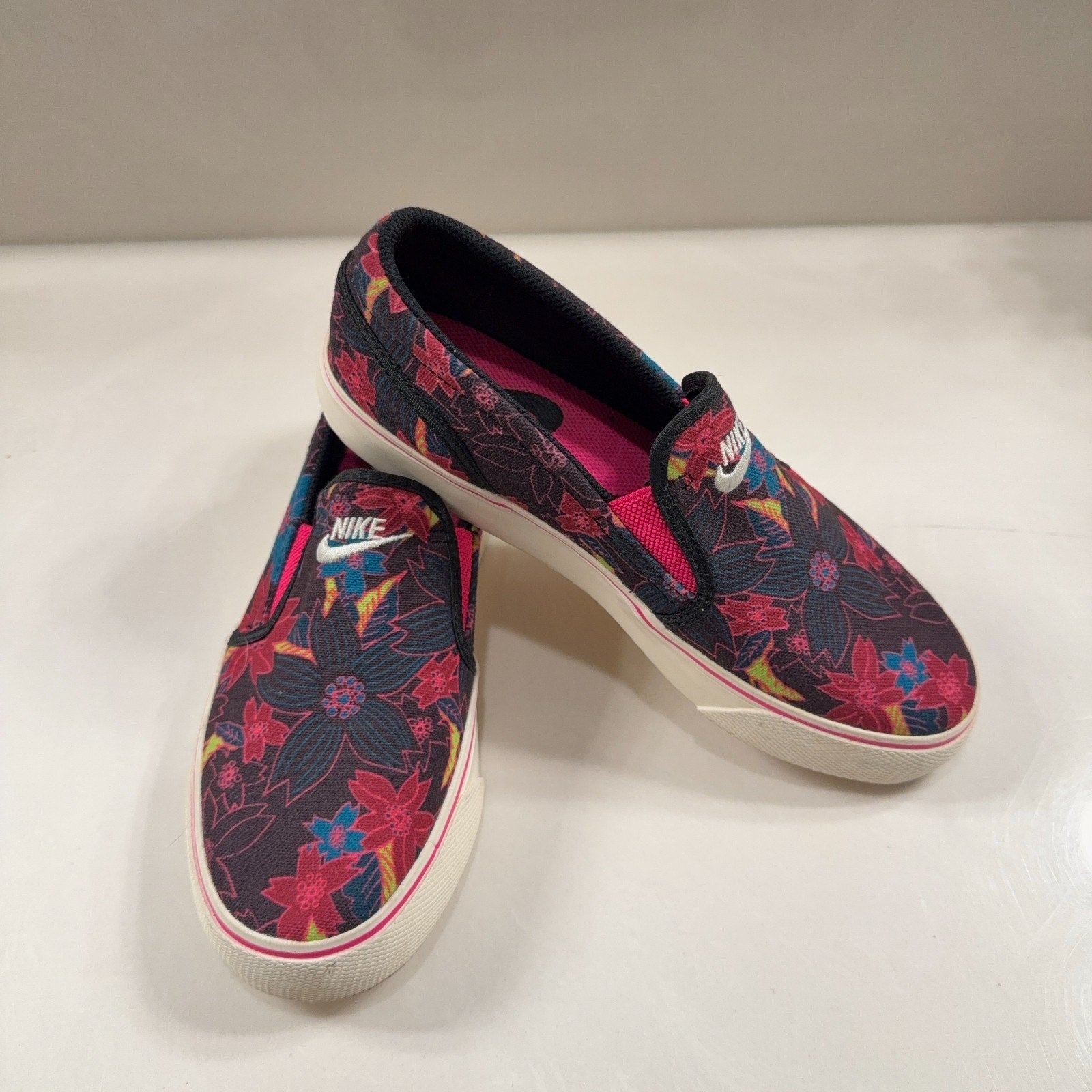 Nike Women’s Slip On Floral Canvas Shoes Sz 6 Pink Blue Tropical Casual Sneakers