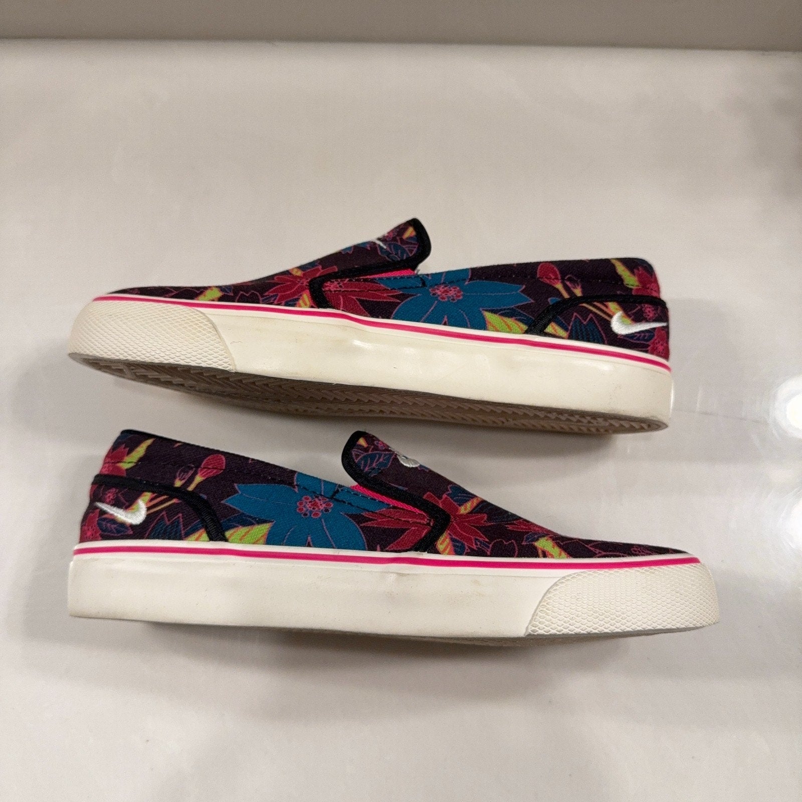 Nike Women’s Slip On Floral Canvas Shoes Sz 6 Pink Blue Tropical Casual Sneakers