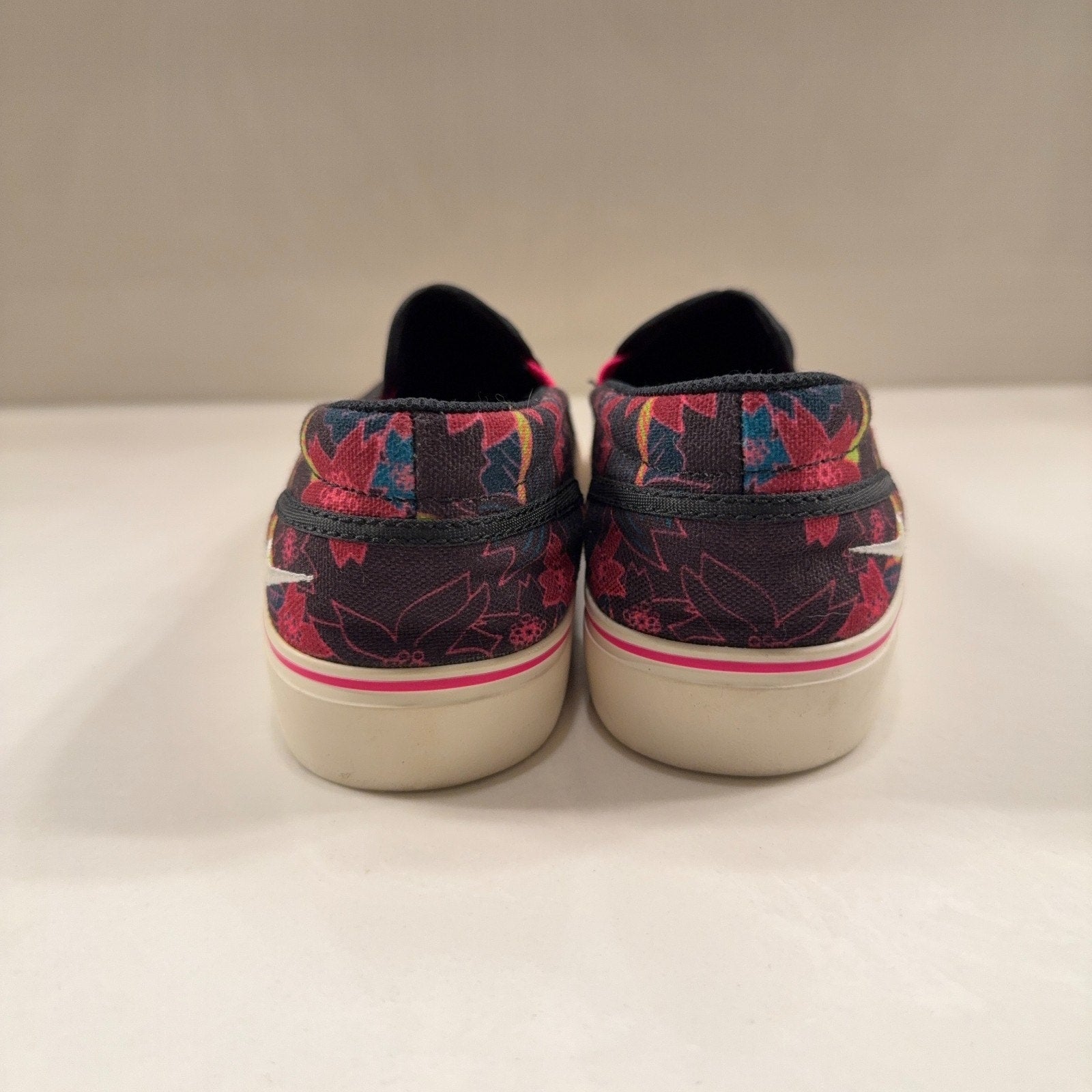 Nike Women’s Slip On Floral Canvas Shoes Sz 6 Pink Blue Tropical Casual Sneakers