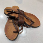 b.o.c Womens Brown Leather Thong Sandals Size 9M Embossed Floral Comfort Shoes