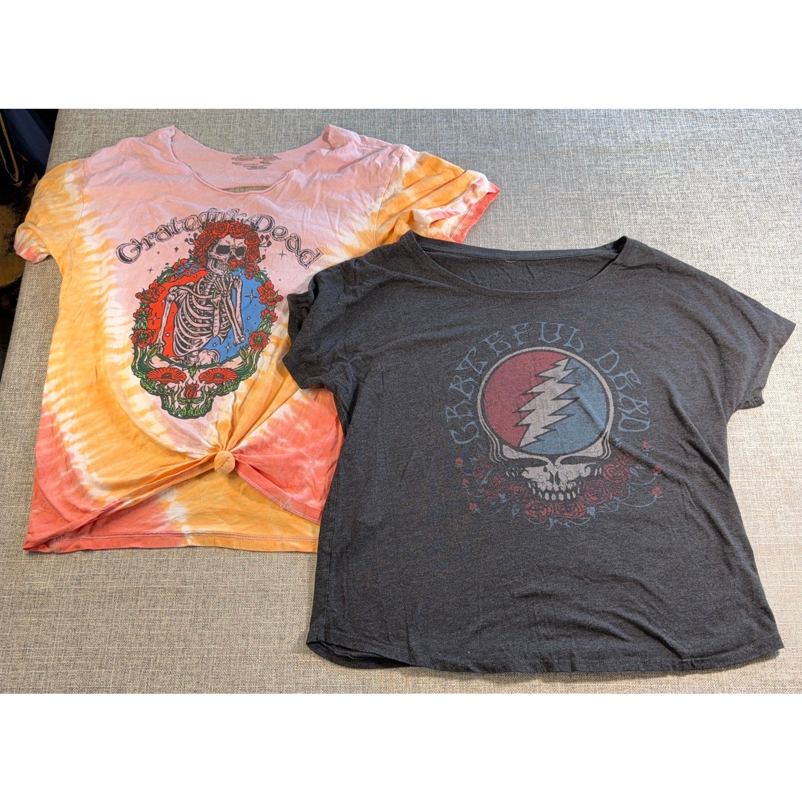 2 Grateful Dead Women’s Graphic Tee Bundle Tie Dye Stealie Skull Tops L XL