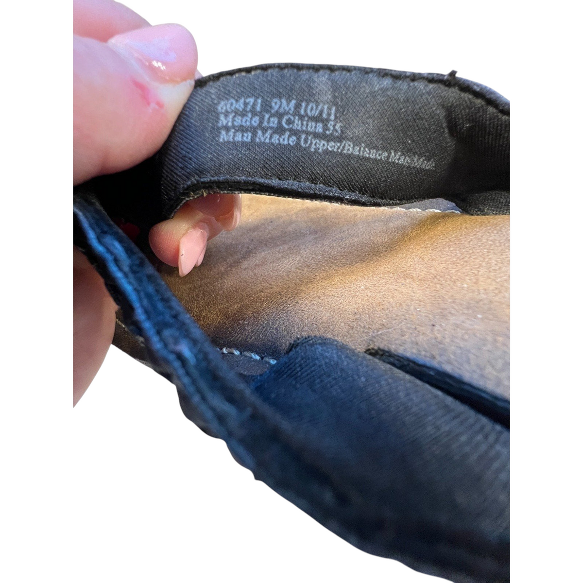 Second Half Supply Co, LLC Clarks black leather thong sandal interior size label and cushioned footbed detail