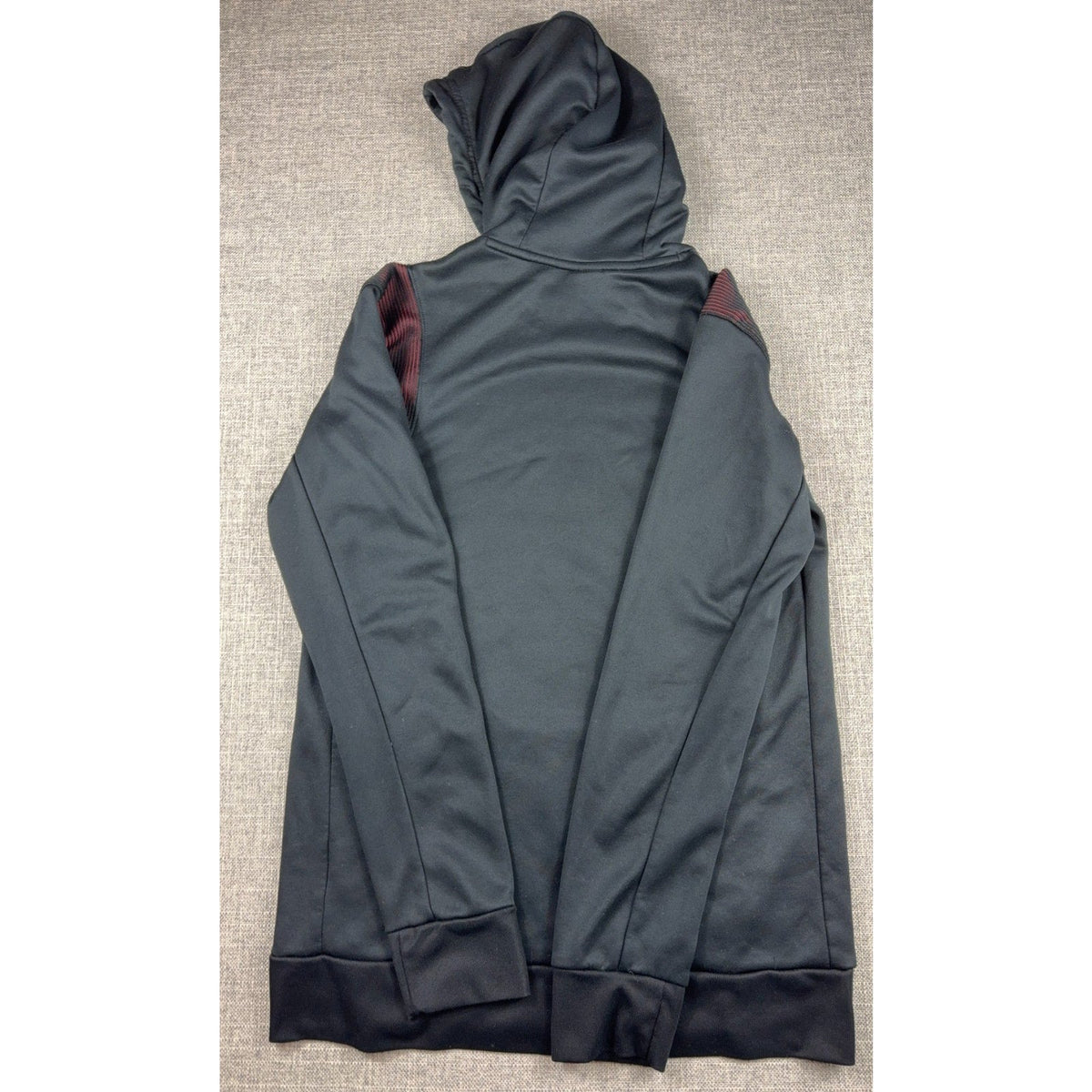 Back view of Second Half Supply Co, LLC Nike Georgia Bulldogs black performance hoodie with textured shoulder panels
